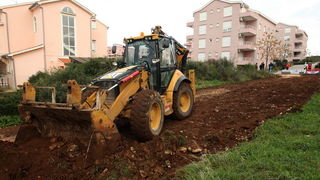 Zadar, 171212.
Zadarska tvrtka Franto koju je angazirao Grad Zadar probija put prema stanarima Galicevih zgrada u Diklu cemu se stanari protive te traze vracanje prvobitnog puta jer je ovo privremeno rjesenje. Spor oko pristupnog puta na Poljani Dragutin Zadar, 171212.
Zadarska tvrtka Franto koju je angazirao Grad Zadar probija put prema stanarima Galicevih zgrada u Diklu cemu se stanari protive te traze vracanje prvobitnog puta jer je ovo privremeno rjesenje. Spor oko pristupnog puta na Poljani Dragutin