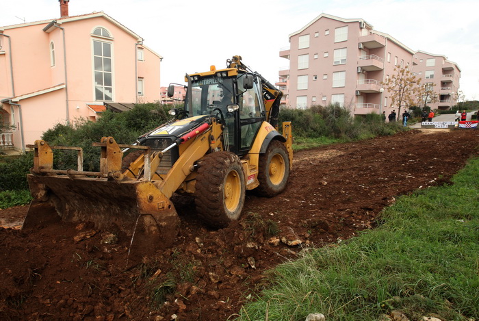 Zadar, 171212.
Zadarska tvrtka Franto koju je angazirao Grad Zadar probija put prema stanarima Galicevih zgrada u Diklu cemu se stanari protive te traze vracanje prvobitnog puta jer je ovo privremeno rjesenje. Spor oko pristupnog puta na Poljani Dragutin Zadar, 171212.
Zadarska tvrtka Franto koju je angazirao Grad Zadar probija put prema stanarima Galicevih zgrada u Diklu cemu se stanari protive te traze vracanje prvobitnog puta jer je ovo privremeno rjesenje. Spor oko pristupnog puta na Poljani Dragutin