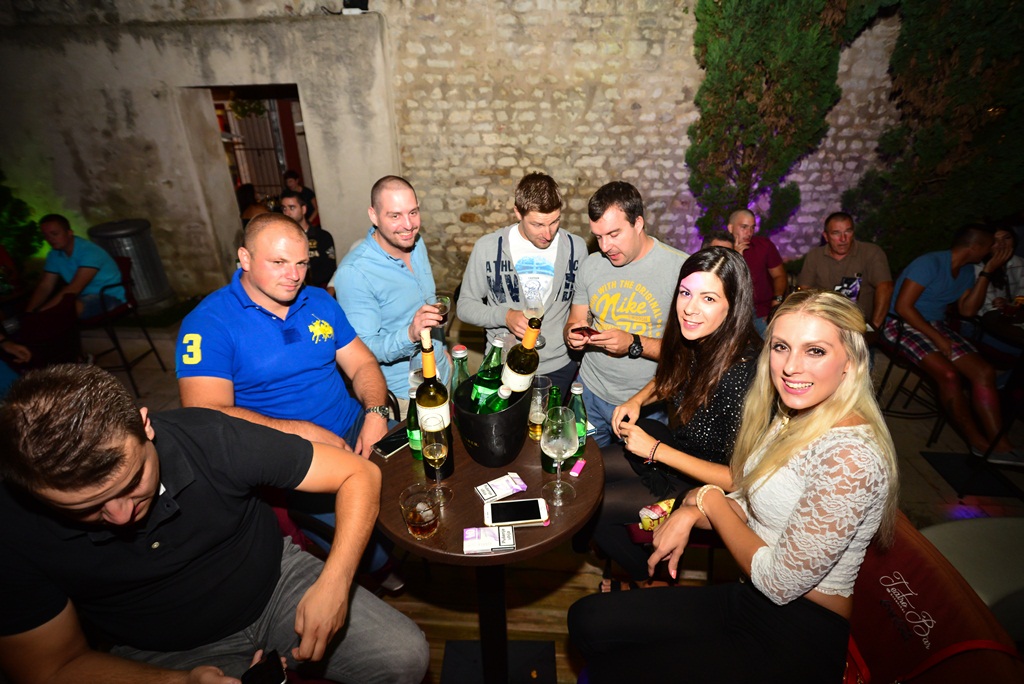 Klapa Contra oduševila u Teatro Baru i Zlatnom kutiću. Foto: Iva Perinčić Klapa Contra oduševila u Teatro Baru i Zlatnom kutiću. Foto: Iva Perinčić