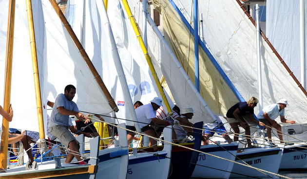 Betina, 150810.
U Betini na otoku Murteru danas je odrzana tradicionalna regata brodova na “latinskog idro ” pod nazivom “Regata za dusu i tilo”, na regati je sudjovalo preko gajeta, leuta i kaica pobjedili su domacini iz Betine.
Na slici start regate u b