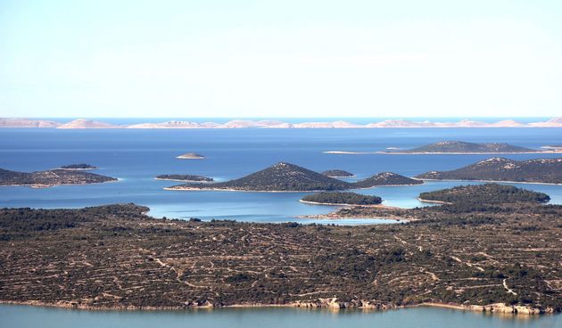 Pogled s vidikovca Kamenjak na Vransko jezero i otoke nacionalnog parka Kornati