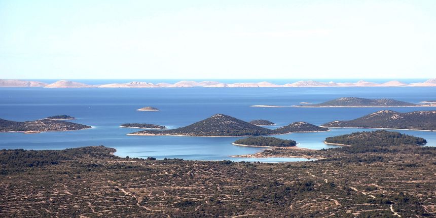 Pogled s vidikovca Kamenjak na Vransko jezero i otoke nacionalnog parka Kornati Pogled s vidikovca Kamenjak na Vransko jezero i otoke nacionalnog parka Kornati