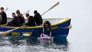 Polaganje vijenaca u more – pomorska skola