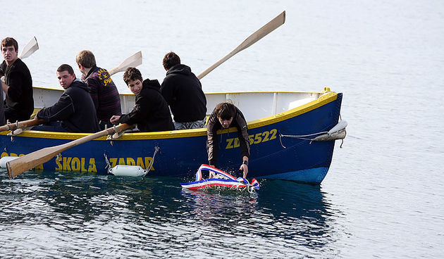Polaganje vijenaca u more – pomorska skola