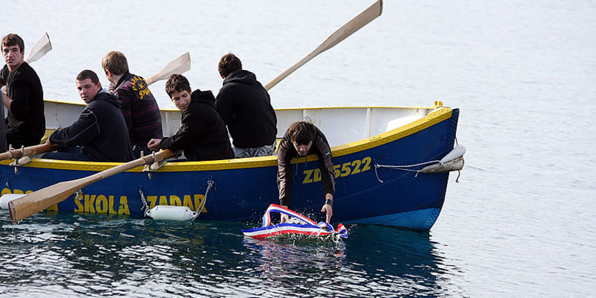 Polaganje vijenaca u more – pomorska skola Polaganje vijenaca u more – pomorska skola