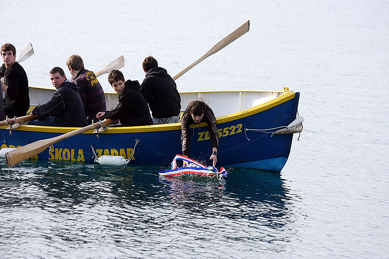 Polaganje vijenaca u more – pomorska skola