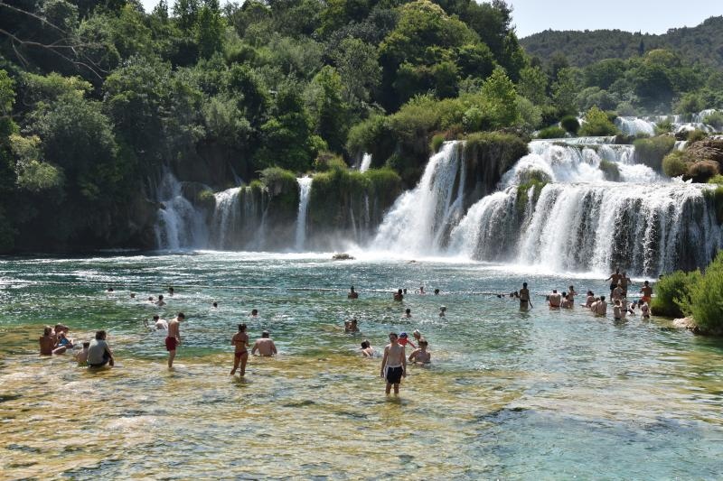Puno lipog svita uživalo u svježini Krke na Skradinskom buku