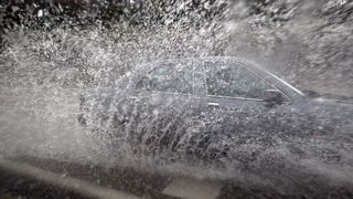 Zadar, 121012. 
Jaka kisa koja od sinoc pada na zadarskom podrucju stvorila je velike probleme u prometu. Najvise problema bilo je kod vec poznatih kriticnih mjesta u gradu: na Relji,kod Veslackog,na Branimiru.
Na fotografiji: detalj sa Poluotoka.
Foto: J