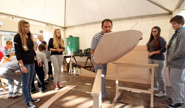 Zadar, 231012.
Na zadarskom Narodnom trgu, od danas pa do 27. listopada, kao dio programa festivala Zadar more, kreativna radionica StolArt predstavit ce svoju Malu skolu brodogradnje. Polaznici StolArtove skole na otvorenom, djeca osnovnoskolskog uzrasta