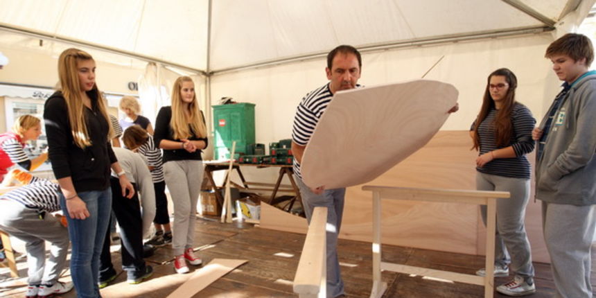 Zadar, 231012.
Na zadarskom Narodnom trgu, od danas pa do 27. listopada, kao dio programa festivala Zadar more, kreativna radionica StolArt predstavit ce svoju Malu skolu brodogradnje. Polaznici StolArtove skole na otvorenom, djeca osnovnoskolskog uzrasta