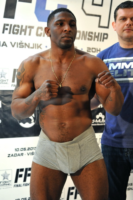 Zadar, 090513.
Sluzbeno vaganje sudionika za borilacki spektakl FFC 04 koji se sutra odrzava u dvorani na Visnjiku.
Foto: Luka Gerlanc / CROPIX Zadar, 090513.
Sluzbeno vaganje sudionika za borilacki spektakl FFC 04 koji se sutra odrzava u dvorani na Visnjiku.
Foto: Luka Gerlanc / CROPIX