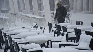 Split, 030212
Nakon nekoliko godina, danima najavljivan snijeg pao je i na Splitskom podrucju. Iako je bio najavljen, Splicani nisu bili spremni na bijeli pokrivac, te im je on uz snaznu buru otezavao svakodnevni zivot. Teperatura je bila oko -3. Najvjero Split, 030212
Nakon nekoliko godina, danima najavljivan snijeg pao je i na Splitskom podrucju. Iako je bio najavljen, Splicani nisu bili spremni na bijeli pokrivac, te im je on uz snaznu buru otezavao svakodnevni zivot. Teperatura je bila oko -3. Najvjero