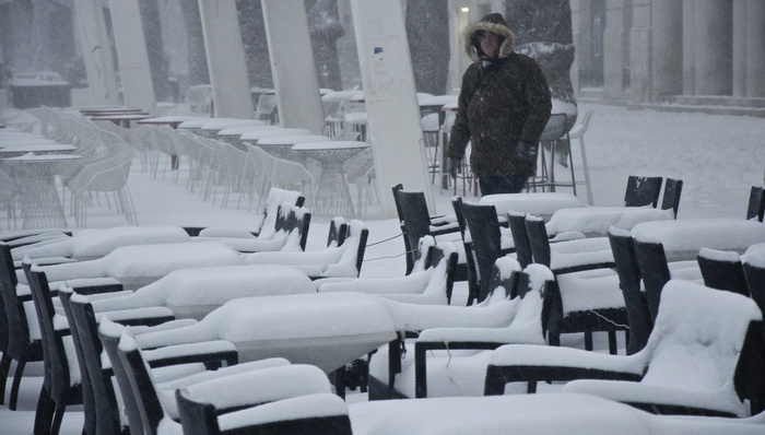 Split, 030212
Nakon nekoliko godina, danima najavljivan snijeg pao je i na Splitskom podrucju. Iako je bio najavljen, Splicani nisu bili spremni na bijeli pokrivac, te im je on uz snaznu buru otezavao svakodnevni zivot. Teperatura je bila oko -3. Najvjero Split, 030212
Nakon nekoliko godina, danima najavljivan snijeg pao je i na Splitskom podrucju. Iako je bio najavljen, Splicani nisu bili spremni na bijeli pokrivac, te im je on uz snaznu buru otezavao svakodnevni zivot. Teperatura je bila oko -3. Najvjero