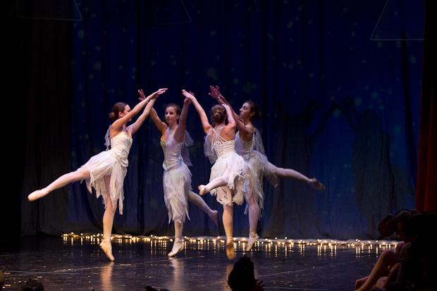 Plesna čestitka Zadarskog plesnog ansambla, Foto: Leo Banić Plesna čestitka Zadarskog plesnog ansambla, Foto: Leo Banić