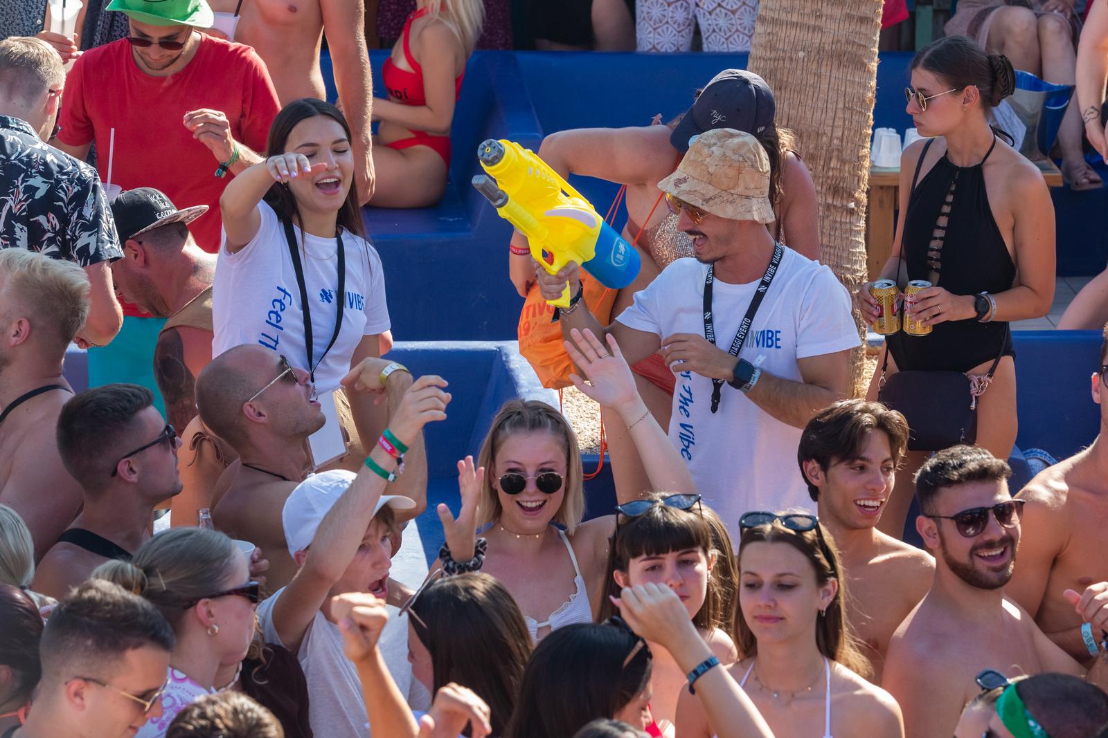 Dnevni party u klubu Papaya na plaži Zrće