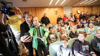 Luki Modriću u dječjoj bolnici u Klaićevoj uručena nagrada nogometaša godine, Photo: Petar Glebov/PIXSELL Luki Modriću u dječjoj bolnici u Klaićevoj uručena nagrada nogometaša godine, Photo: Petar Glebov/PIXSELL