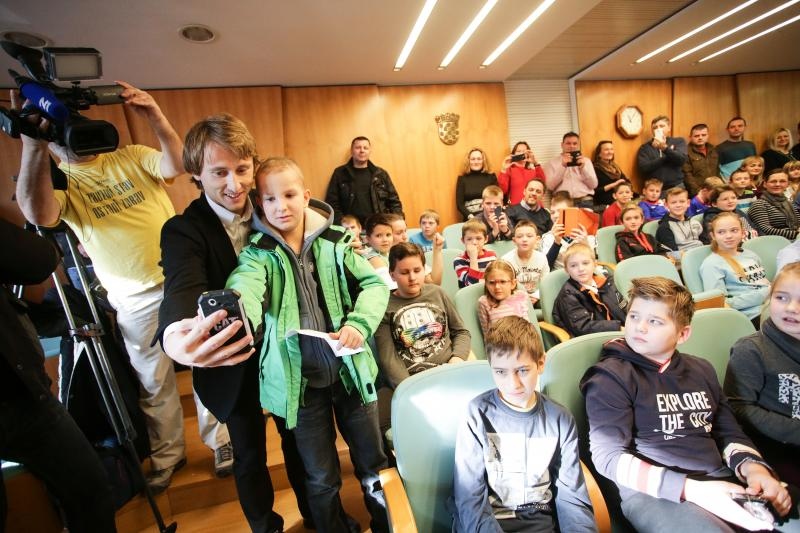 Luki Modriću u dječjoj bolnici u Klaićevoj uručena nagrada nogometaša godine, Photo: Petar Glebov/PIXSELL Luki Modriću u dječjoj bolnici u Klaićevoj uručena nagrada nogometaša godine, Photo: Petar Glebov/PIXSELL