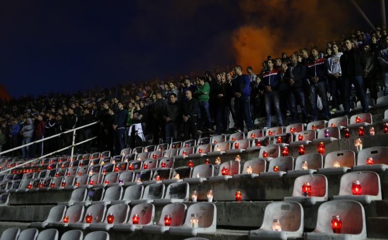 Torcida se uz svijeće, bengalke i molitvu dostojanstveno oprostila od svog kolege Žana Ojdanića na sjevernoj tribini Poljuda. Foto: Ivo Čagalj/PIXSELL Torcida se uz svijeće, bengalke i molitvu dostojanstveno oprostila od svog kolege Žana Ojdanića na sjevernoj tribini Poljuda. Foto: Ivo Čagalj/PIXSELL