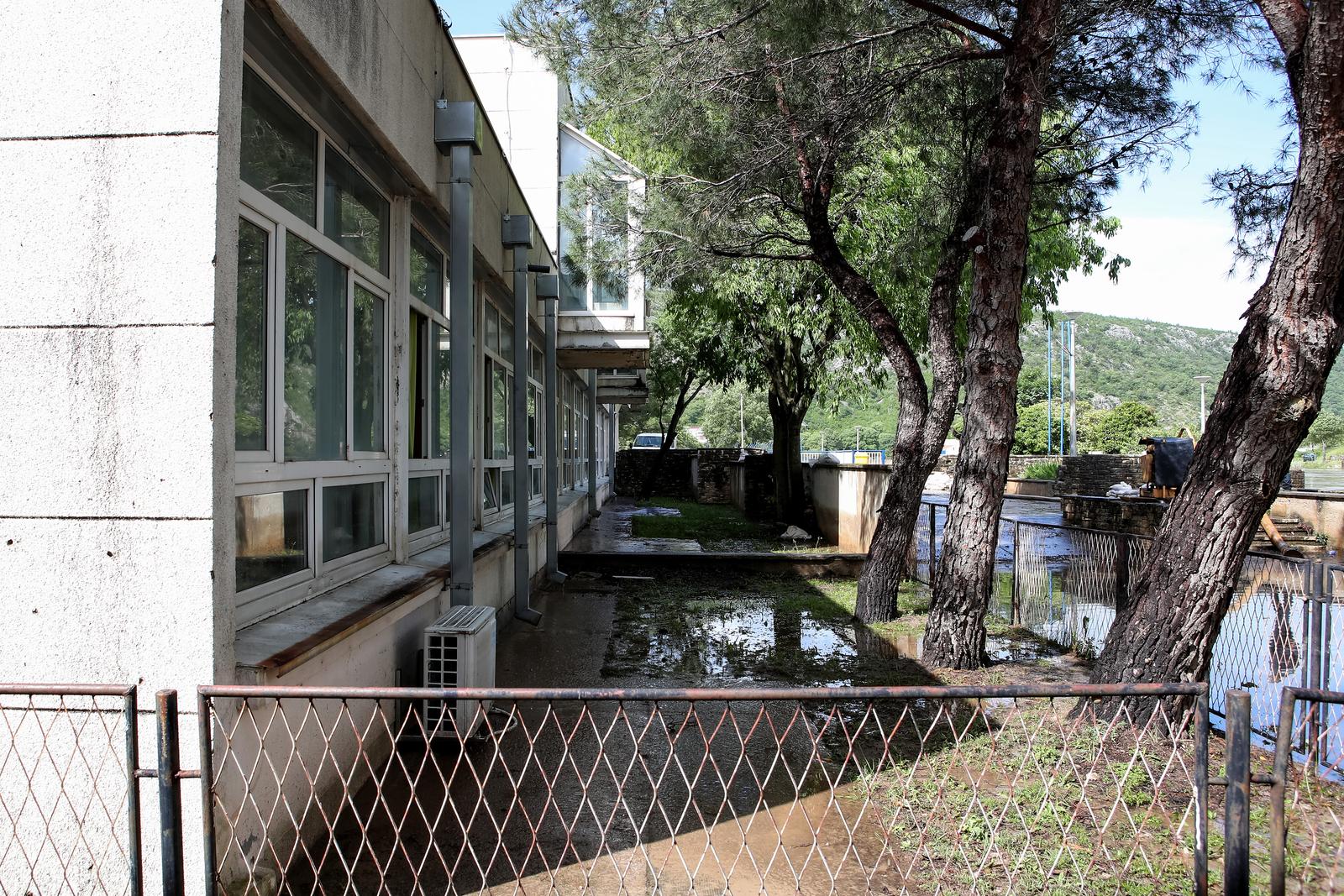 Obrovac: Poplava se polako povlači, stanovnici spašavaju stvari iz domova