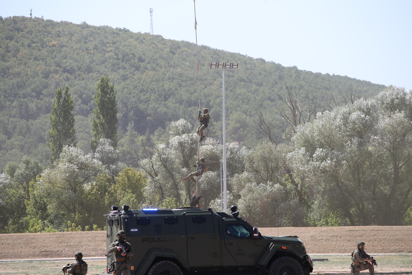 Preleti Rafalea i Krila oluje na obilježavanju 29. obljetnice VRO Oluja @ Knin Preleti Rafalea i Krila oluje na obilježavanju 29. obljetnice VRO Oluja @ Knin