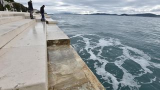 Nakon juga ostala oštećenja na zadarskoj rivi. Foto: Dino Stanin/PIXSELL
