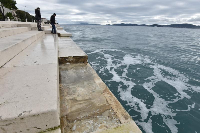 Nakon juga ostala oštećenja na zadarskoj rivi. Foto: Dino Stanin/PIXSELL