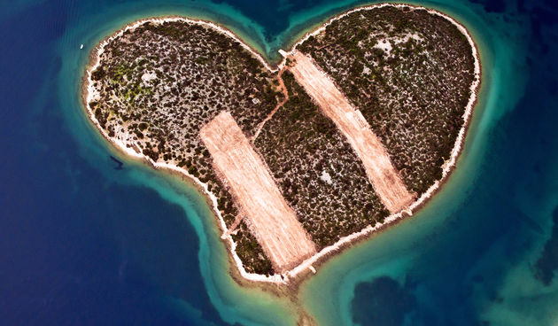 Vjerovatno najpoznatiji otok na svijetu u obliku srca i jedan od najprepoznatljivijih simbola Hrvatske, otok Galešnjak, (kojega još nazivaju i otok ljubavi), nalazi se u Pašmanskom kanalu, između otoka Pašmana i gradova Zadra i Biograda. To je jedan
