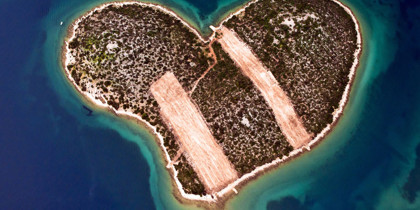 Vjerovatno najpoznatiji otok na svijetu u obliku srca i jedan od najprepoznatljivijih simbola Hrvatske, otok Galešnjak, (kojega još nazivaju i otok ljubavi), nalazi se u Pašmanskom kanalu, između otoka Pašmana i gradova Zadra i Biograda. To je jedan