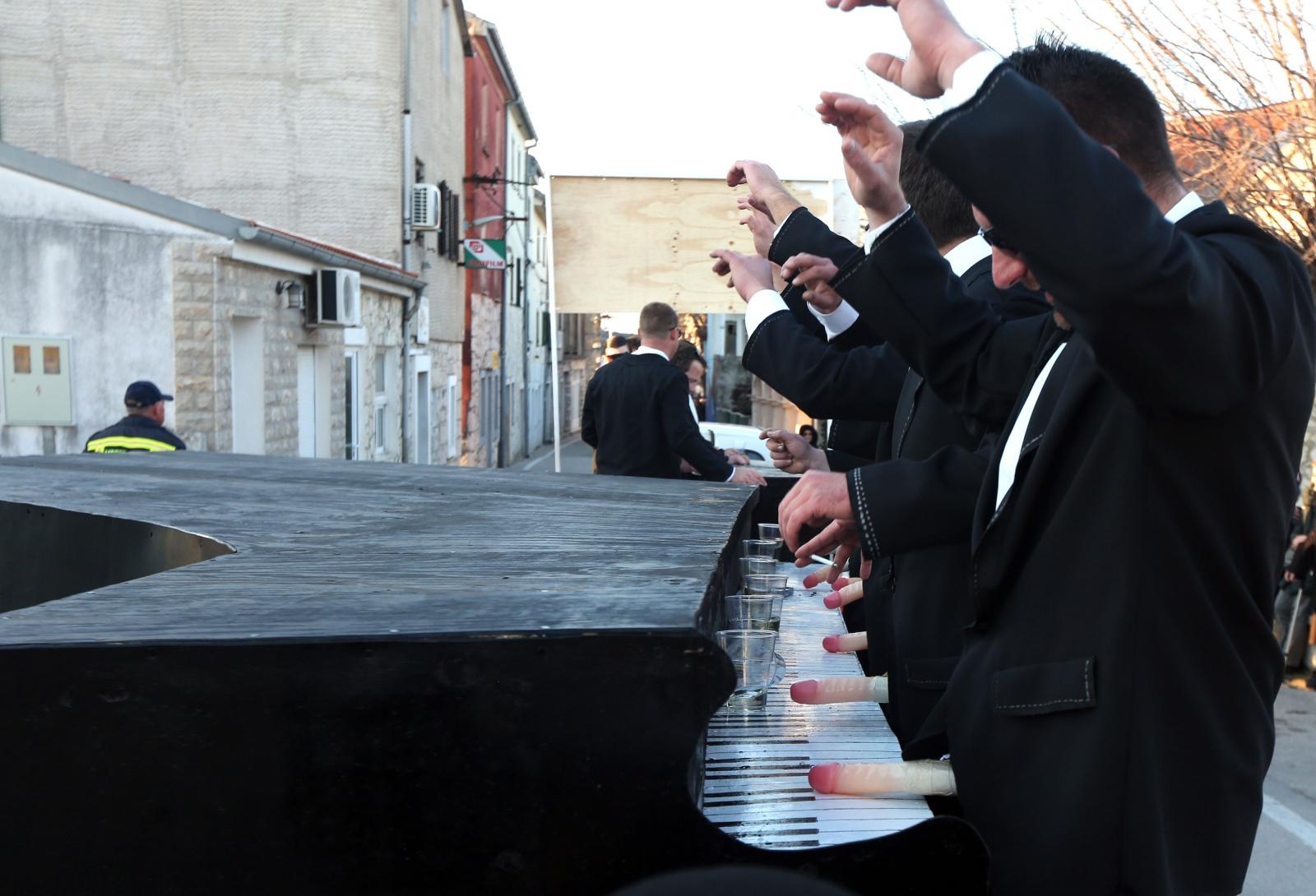 Murter: Maškarana povorka Velike Bake