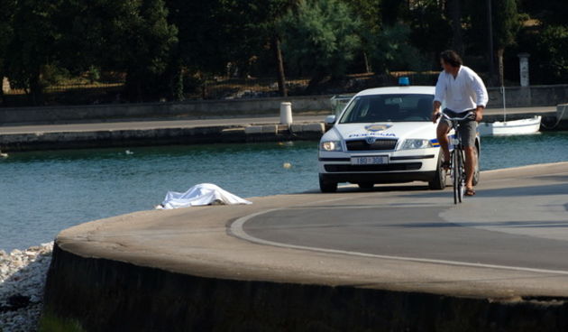Zadar, 240907.
Starija zenska osoba jutros oko 9 sati zamjecena je kako pluta na povrsini mora u blizini plaze kod cafe bara Marex. Kupaci su je izvukli na kopno, indetitet i uzrok smrti jos nisu poznati.
Foto : Andrija Lucic / CROPIX