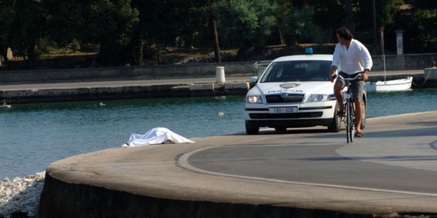 Zadar, 240907.
Starija zenska osoba jutros oko 9 sati zamjecena je kako pluta na povrsini mora u blizini plaze kod cafe bara Marex. Kupaci su je izvukli na kopno, indetitet i uzrok smrti jos nisu poznati.
Foto : Andrija Lucic / CROPIX Zadar, 240907.
Starija zenska osoba jutros oko 9 sati zamjecena je kako pluta na povrsini mora u blizini plaze kod cafe bara Marex. Kupaci su je izvukli na kopno, indetitet i uzrok smrti jos nisu poznati.
Foto : Andrija Lucic / CROPIX
