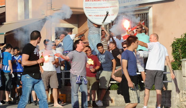 Zadar, 080610.
Dvorana Kresimir Cosic. 
Cetvrta finalna kosarkaska utkmica izmedju Zadra i Cibone.
Na fotografiji: navijaci Zadra se zagrijavaju za utakmicu.
Foto: Andrija Lucic / CROPIX