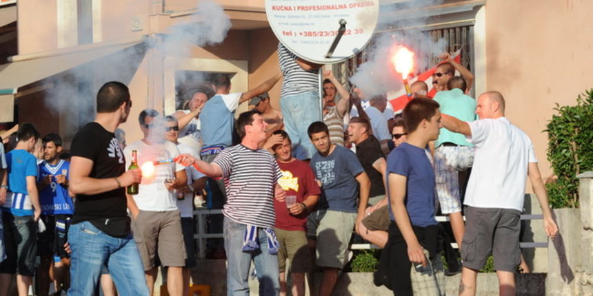 Zadar, 080610.
Dvorana Kresimir Cosic.
Cetvrta finalna kosarkaska utkmica izmedju Zadra i Cibone.
Na fotografiji: navijaci Zadra se zagrijavaju za utakmicu.
Foto: Andrija Lucic / CROPIX Zadar, 080610.
Dvorana Kresimir Cosic.
Cetvrta finalna kosarkaska utkmica izmedju Zadra i Cibone.
Na fotografiji: navijaci Zadra se zagrijavaju za utakmicu.
Foto: Andrija Lucic / CROPIX