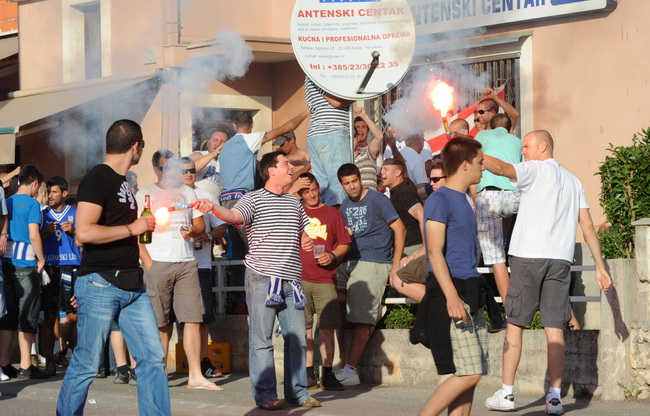 Zadar, 080610.
Dvorana Kresimir Cosic.
Cetvrta finalna kosarkaska utkmica izmedju Zadra i Cibone.
Na fotografiji: navijaci Zadra se zagrijavaju za utakmicu.
Foto: Andrija Lucic / CROPIX Zadar, 080610.
Dvorana Kresimir Cosic.
Cetvrta finalna kosarkaska utkmica izmedju Zadra i Cibone.
Na fotografiji: navijaci Zadra se zagrijavaju za utakmicu.
Foto: Andrija Lucic / CROPIX
