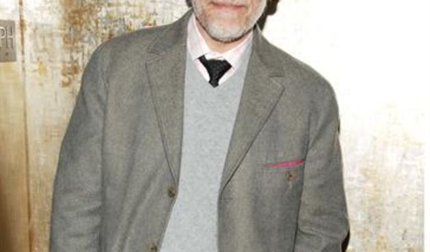 Malkovich poludi među balama materijala (Tportal.hr)