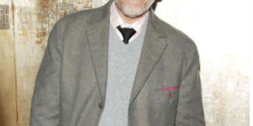 Malkovich poludi među balama materijala (Tportal.hr)