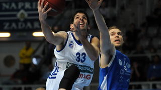 Zadar, 130413.
Dvorana Kresimira Cosica.
5. kolo A1 kosarkaske lige za prvaka izmedju KK Zadar i KK Kvarner.
Na fotografiji: detalj s utakmice; Prostran (33), Juricic (9).
Foto: Luka Gerlanc / CROPIX Zadar, 130413.
Dvorana Kresimira Cosica.
5. kolo A1 kosarkaske lige za prvaka izmedju KK Zadar i KK Kvarner.
Na fotografiji: detalj s utakmice; Prostran (33), Juricic (9).
Foto: Luka Gerlanc / CROPIX