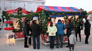 Paljenjem prve adventske svijeće i prigodnim zabavnim programom započela manifestacija Advent na otoku Viru