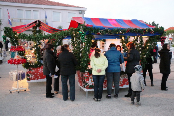 Paljenjem prve adventske svijeće i prigodnim zabavnim programom započela manifestacija Advent na otoku Viru