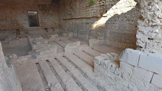 Han Maskovica izgradjen u 17. stoljecu i sluzio je u civilne svrhe kao svratiste, odmoriste i rezidencija. Objekt je izgradio Jusuf Maskovic, visoki dostojanstvenik na turskom dvoru, inace rodom iz Vrane ili iz Pakostana. Zapocet je u vrijeme izbijanja K Han Maskovica izgradjen u 17. stoljecu i sluzio je u civilne svrhe kao svratiste, odmoriste i rezidencija. Objekt je izgradio Jusuf Maskovic, visoki dostojanstvenik na turskom dvoru, inace rodom iz Vrane ili iz Pakostana. Zapocet je u vrijeme izbijanja K