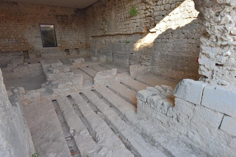 Han Maskovica izgradjen u 17. stoljecu i sluzio je u civilne svrhe kao svratiste, odmoriste i rezidencija. Objekt je izgradio Jusuf Maskovic, visoki dostojanstvenik na turskom dvoru, inace rodom iz Vrane ili iz Pakostana. Zapocet je u vrijeme izbijanja K Han Maskovica izgradjen u 17. stoljecu i sluzio je u civilne svrhe kao svratiste, odmoriste i rezidencija. Objekt je izgradio Jusuf Maskovic, visoki dostojanstvenik na turskom dvoru, inace rodom iz Vrane ili iz Pakostana. Zapocet je u vrijeme izbijanja K