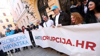 Ispred zgrade Županijskog suda održan skup podrške Stipi Petrini kojeg tuži sutkinja Maja Šupe Ispred zgrade Županijskog suda održan skup podrške Stipi Petrini kojeg tuži sutkinja Maja Šupe