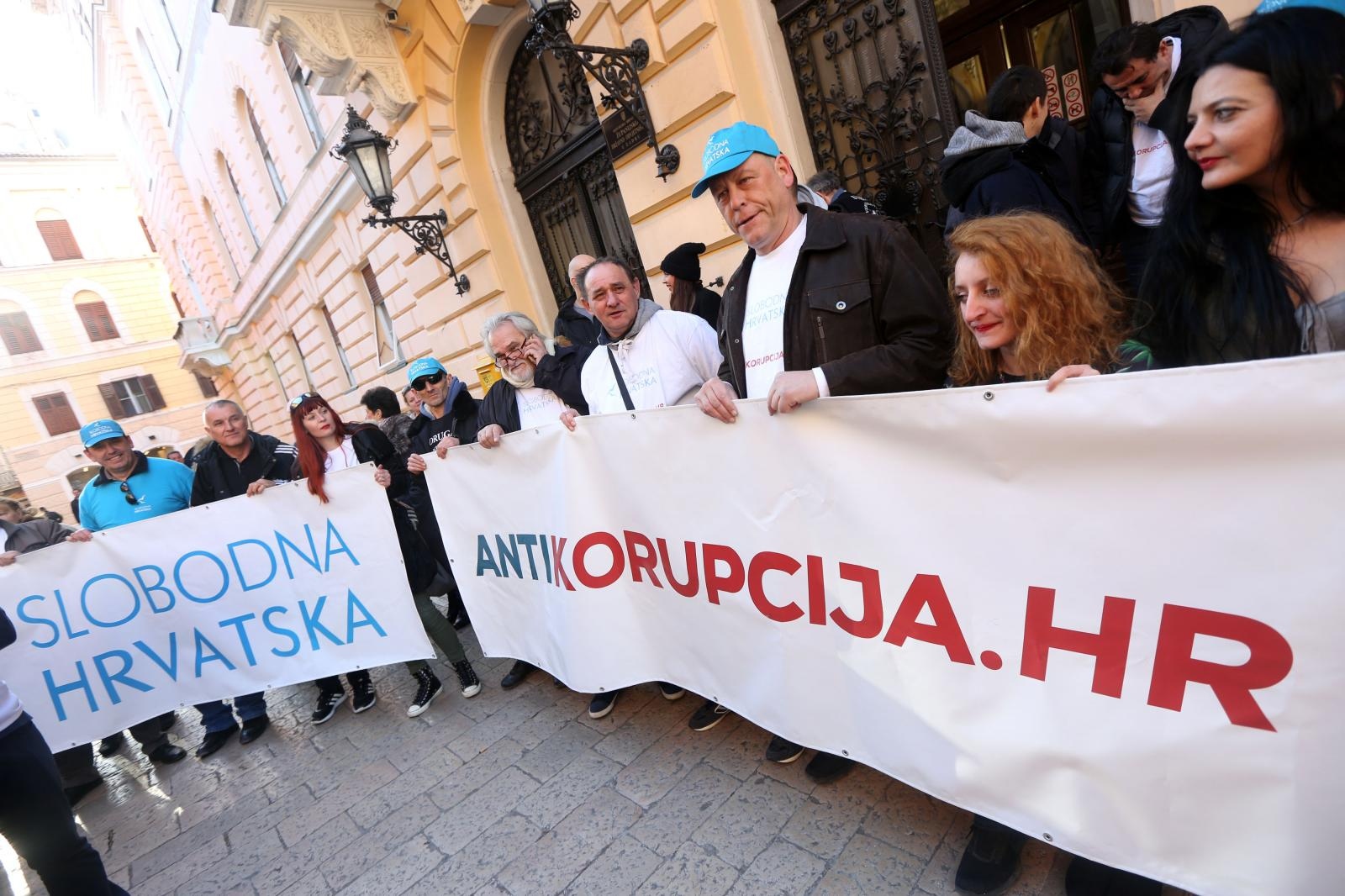 Ispred zgrade Županijskog suda održan skup podrške Stipi Petrini kojeg tuži sutkinja Maja Šupe Ispred zgrade Županijskog suda održan skup podrške Stipi Petrini kojeg tuži sutkinja Maja Šupe