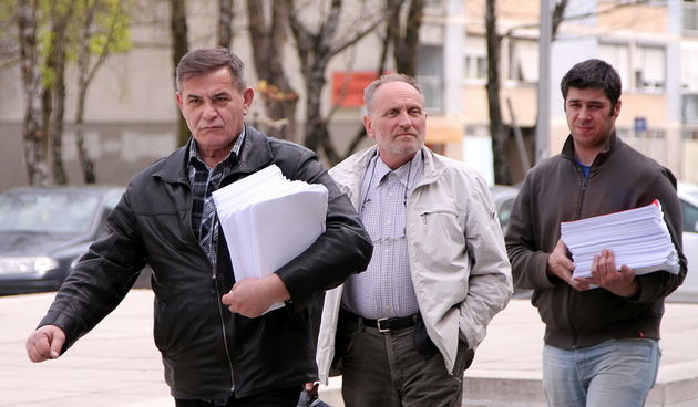 Karlovac, 050411.
Marko Vukovic, Ivan Zabcic i Tomica Godec privedeni su u pratnji istrazitelja zbog afere Daimler  u 13.55 sati u Istrazni centar Zupanijskog suda u Karlovcu. 
Na slici: Tomica Godec sa istraziteljima.
Foto: Mario Pusic / CROPIX