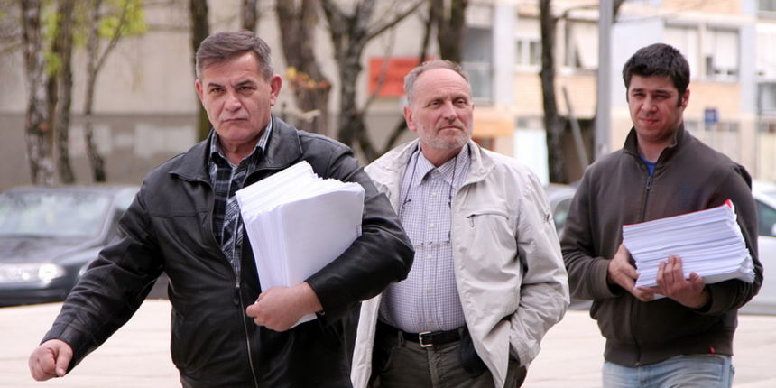 Karlovac, 050411.
Marko Vukovic, Ivan Zabcic i Tomica Godec privedeni su u pratnji istrazitelja zbog afere Daimler u 13.55 sati u Istrazni centar Zupanijskog suda u Karlovcu.
Na slici: Tomica Godec sa istraziteljima.
Foto: Mario Pusic / CROPIX Karlovac, 050411.
Marko Vukovic, Ivan Zabcic i Tomica Godec privedeni su u pratnji istrazitelja zbog afere Daimler u 13.55 sati u Istrazni centar Zupanijskog suda u Karlovcu.
Na slici: Tomica Godec sa istraziteljima.
Foto: Mario Pusic / CROPIX