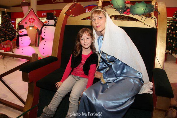 Sv. Luce razveselila mališane u Supernova centru, Foto: Iva Perinčić Sv. Luce razveselila mališane u Supernova centru, Foto: Iva Perinčić