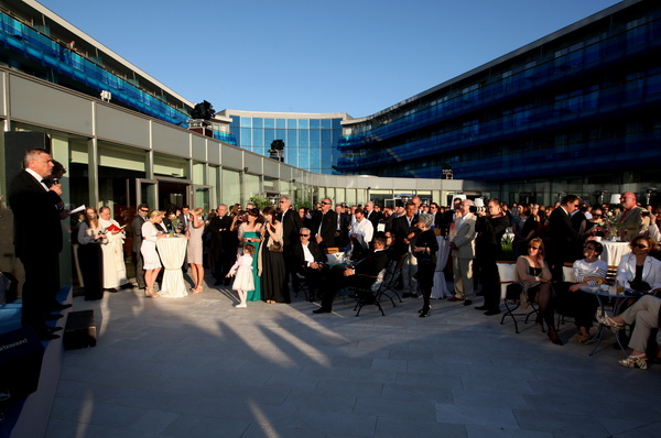 Zadar, 040512.
Falkensteiner Hotel & Spa Iadera u Punta Skali u Petrcanima kraj Zadra. Investicija vrijedna 160 milijuna eura prema rijecima celnih ljudi isplatila se. Hotel koji je otvoren lani u srpnju, danas je otvoren i sluzbeno. Na otvorenju su bile Zadar, 040512.
Falkensteiner Hotel & Spa Iadera u Punta Skali u Petrcanima kraj Zadra. Investicija vrijedna 160 milijuna eura prema rijecima celnih ljudi isplatila se. Hotel koji je otvoren lani u srpnju, danas je otvoren i sluzbeno. Na otvorenju su bile