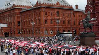 Hrvatski navijači u centru Moskve razvili divovsku zastavu Hrvatski navijači u centru Moskve razvili divovsku zastavu