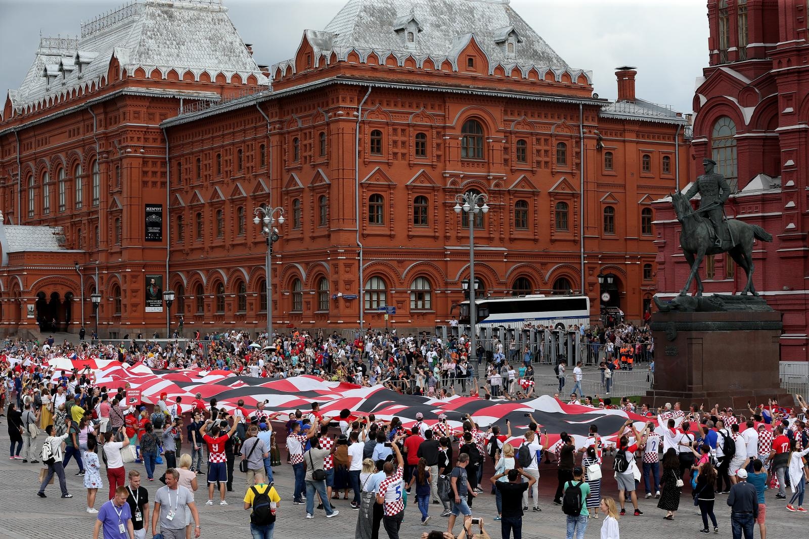 Hrvatski navijači u centru Moskve razvili divovsku zastavu Hrvatski navijači u centru Moskve razvili divovsku zastavu