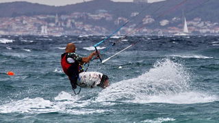 Kiteri i surferi uživali u jakom jugu
